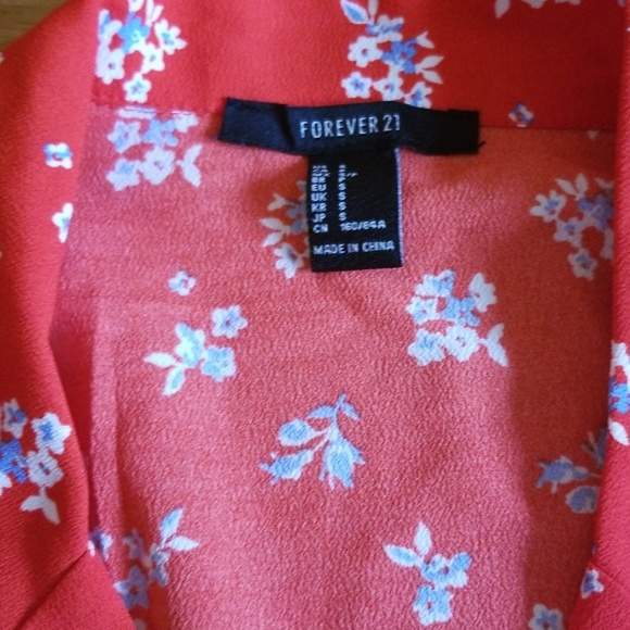 A beautiful red collared, button down crop top - Picture 3 of 5